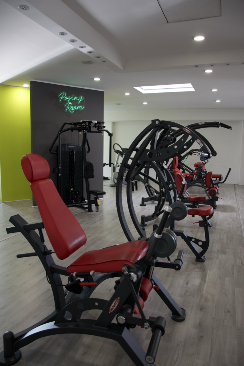 Interno palestra con macchinari