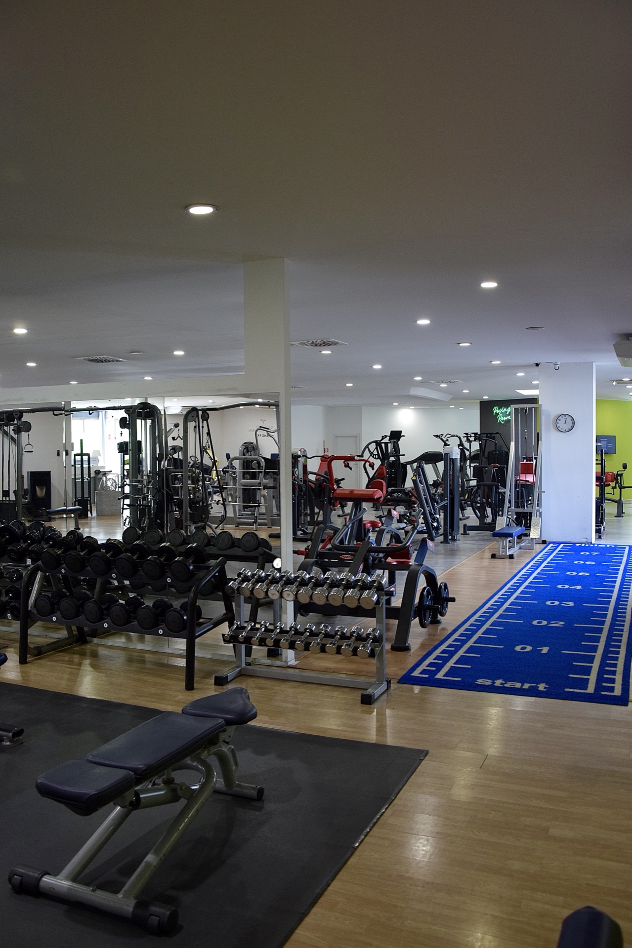 Interno palestra Gravity Fitness Company con attrezzature moderne